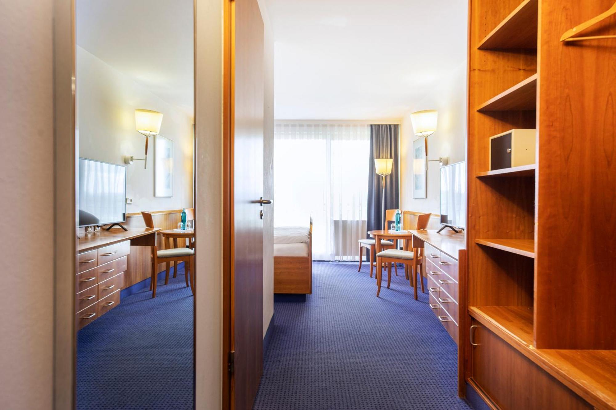 Roomingtons Karoli ולדקירכן מראה חיצוני תמונה