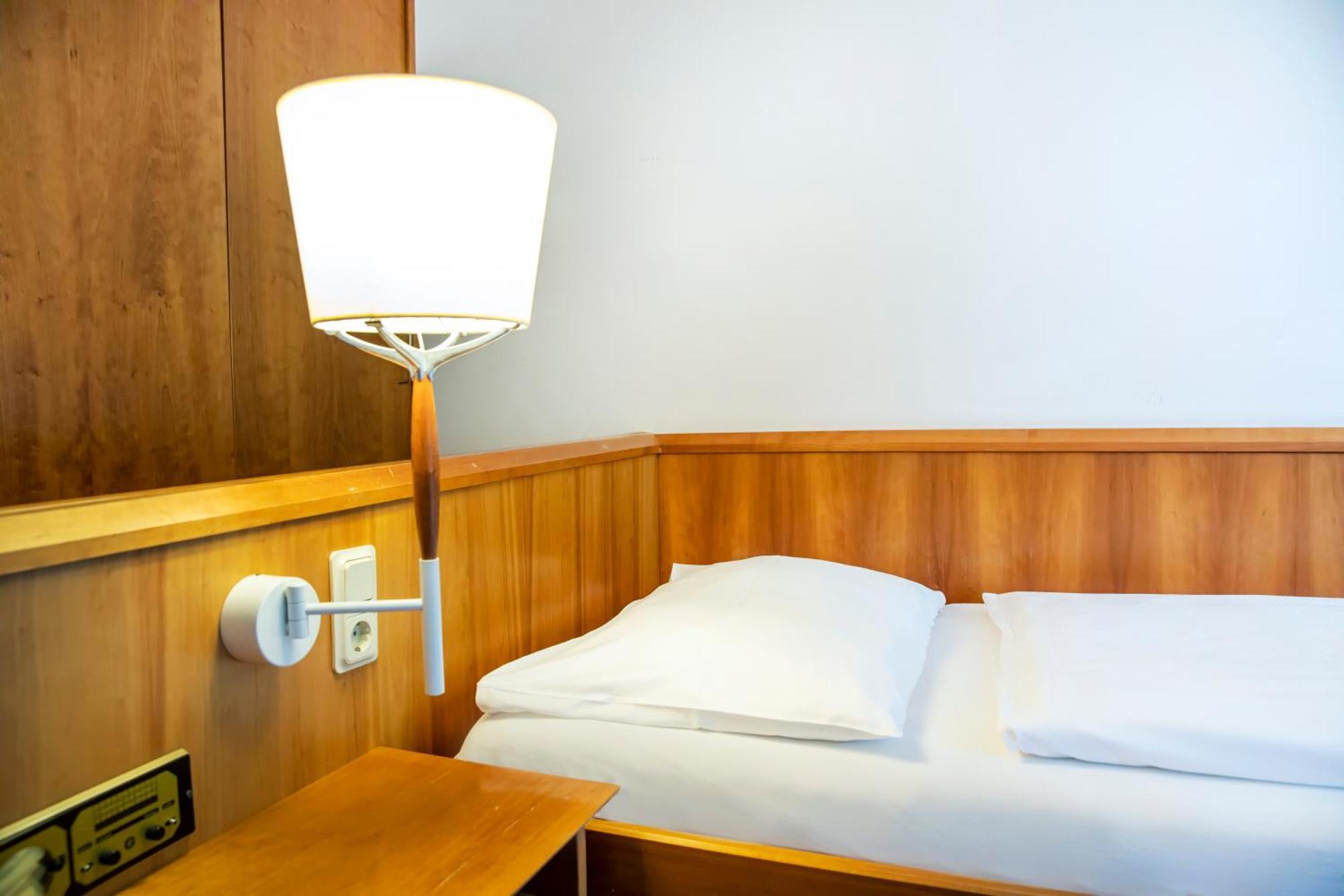 Roomingtons Karoli ולדקירכן מראה חיצוני תמונה
